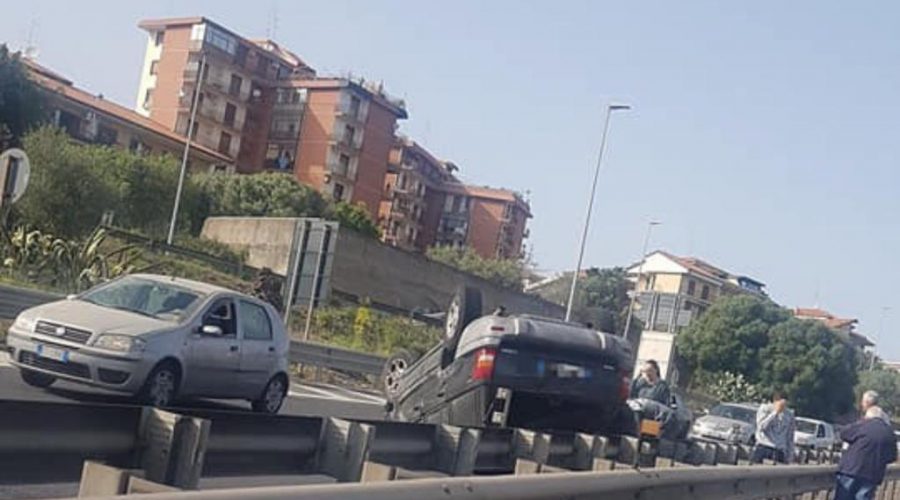 Catania, pauroso incidente sul viale Mediterraneo: auto si ribalta