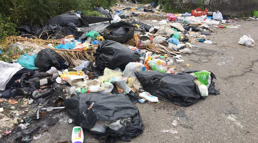 Giarre, via Damasco immondezzaio impraticabile