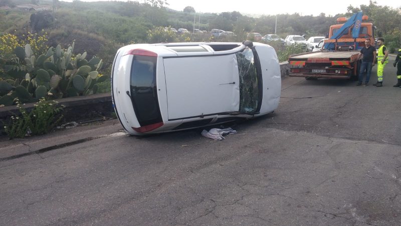 Mascali, incidente autonomo sulla via Giarre-Nunziata: auto si ribalta: intervento dei Vigili del fuoco