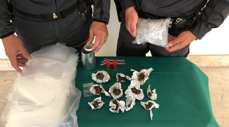 Catania, sequestrate armi e droga a San Cristoforo
