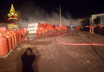 Patern&ograve;, a fuoco 400 fusti per la raccolta delle olive: si segue pista dolosa