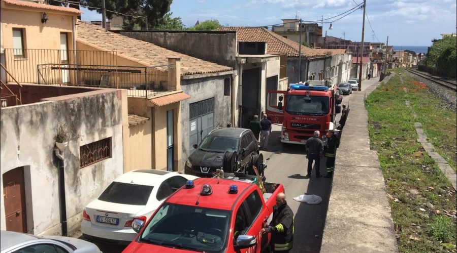 Riposto, principio incendio nel forno di un’auto carrozzeria VIDEO