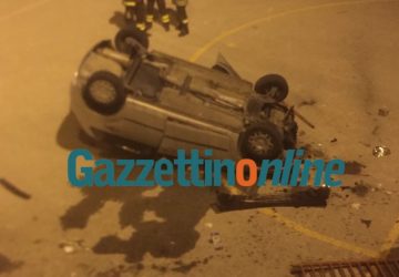 Riposto, grave incidente autonomo. Auto &ldquo;vola&rdquo; e finisce dentro un campetto di calcio. Intervento dei vigili del fuoco