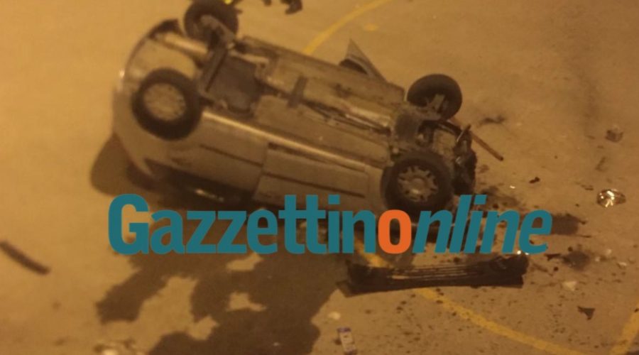 Riposto, grave incidente autonomo. Auto “vola” e finisce dentro un campetto di calcio. Intervento dei vigili del fuoco