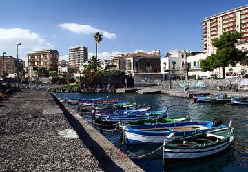 Catania, controlli anti Covid della Polizia nella spiaggia di San Giovanni Li Cuti