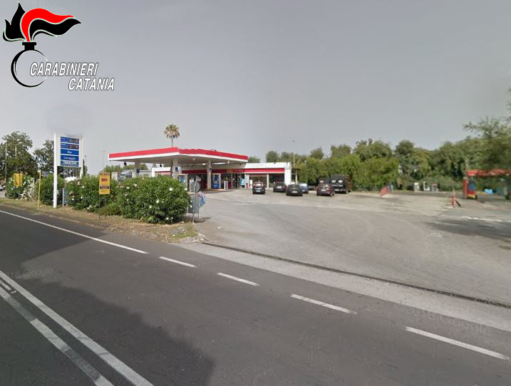 Acireale, estorceva parte dello stipendio e i buoni pasto ai propri dipendenti. Interdetto il titolare del distributore “Esso”