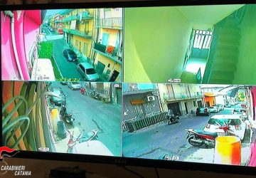 Catania, "attività” protetta da telecamere e cancello blindato: arrestati due spacciatori in via Del Piccone