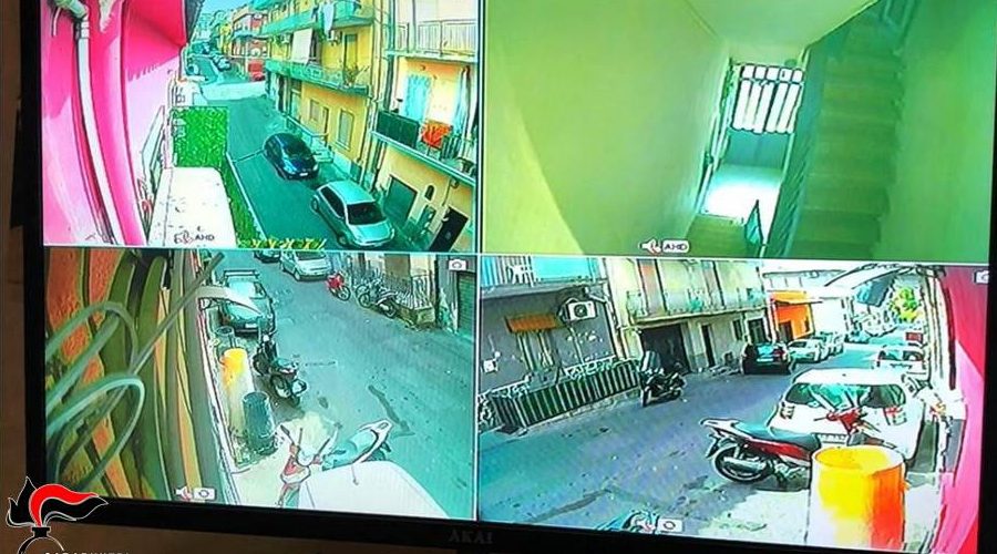Catania, “attività” protetta da telecamere e cancello blindato: arrestati due spacciatori in via Del Piccone