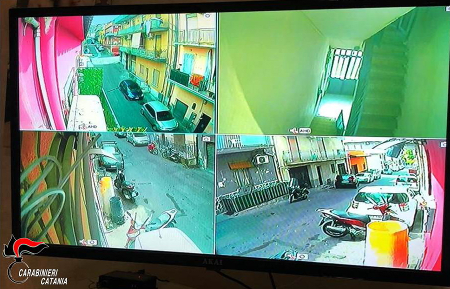 Catania, “attività” protetta da telecamere e cancello blindato: arrestati due spacciatori in via Del Piccone