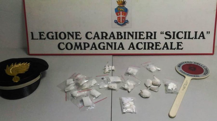 Aci Catena, i Carabinieri bussano alla porta e lui getta la “coca” nella grondaia: arrestato