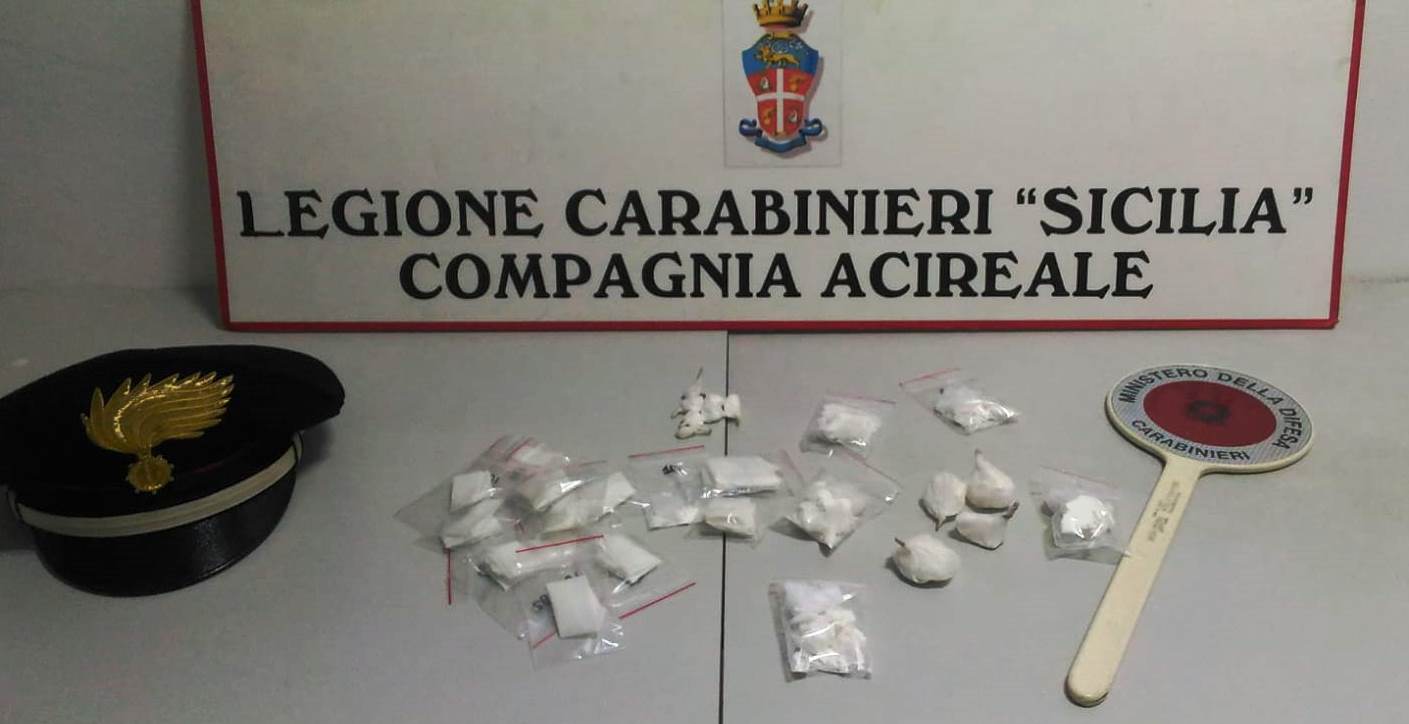 Aci Catena, i Carabinieri bussano alla porta e lui getta la “coca” nella grondaia: arrestato
