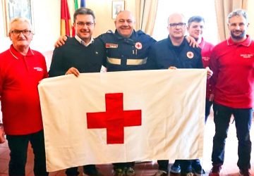 Francavilla di Sicilia: il sindaco Enzo Pulizzi riceve la bandiera della Croce Rossa