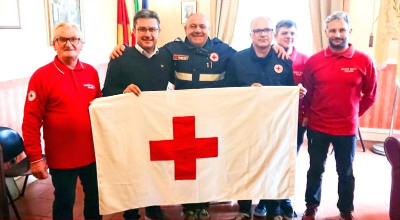 Francavilla di Sicilia: il sindaco Enzo Pulizzi riceve la bandiera della Croce Rossa