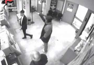Rapinano banca nel messinese: in manette tre catanesi