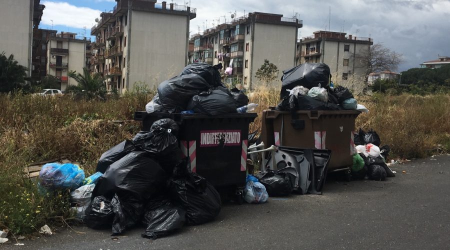 Giarre, via Liguria bomba ecologica incombe nell’indifferenza del Comune