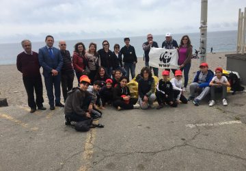 Mascali, "lezione" di civilt&agrave; dagli alunni del II Comprensivo di Giarre: pulita la spiaggia di Fondachello