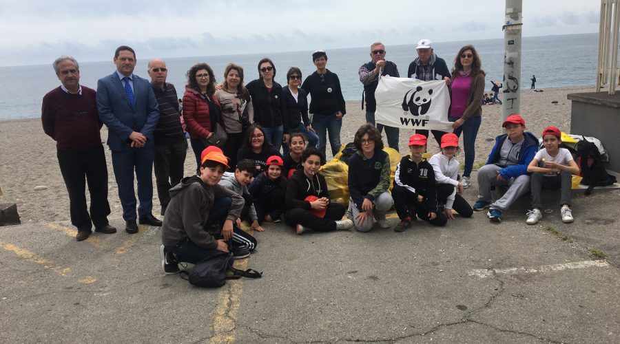 Mascali, “lezione” di civiltà dagli alunni del II Comprensivo di Giarre: pulita la spiaggia di Fondachello