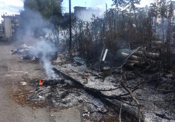 Giarre, ennesimo incendio in via Liguria. In fiamme i rifiuti di una bomba ecologica VD