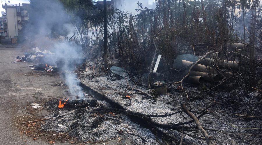 Giarre, ennesimo incendio in via Liguria. In fiamme i rifiuti di una bomba ecologica VD