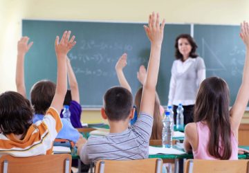 Catania, "picchia mio figlio e legge in classe Anna Frank": maestra sospesa