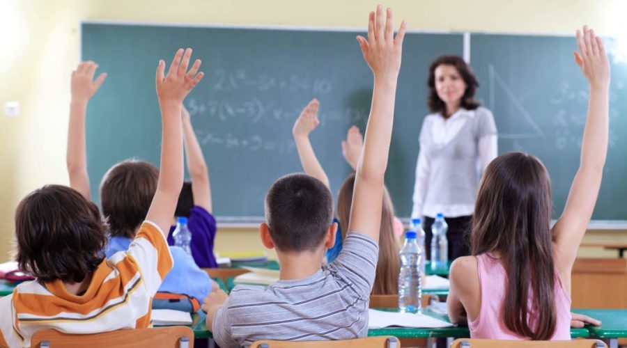 Catania, “picchia mio figlio e legge in classe Anna Frank”: maestra sospesa