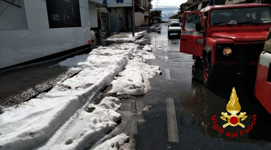 Emergenza maltempo, allagamenti a Catania e provincia e grandinata a Biancavilla. Interventi dei Vigili del fuoco