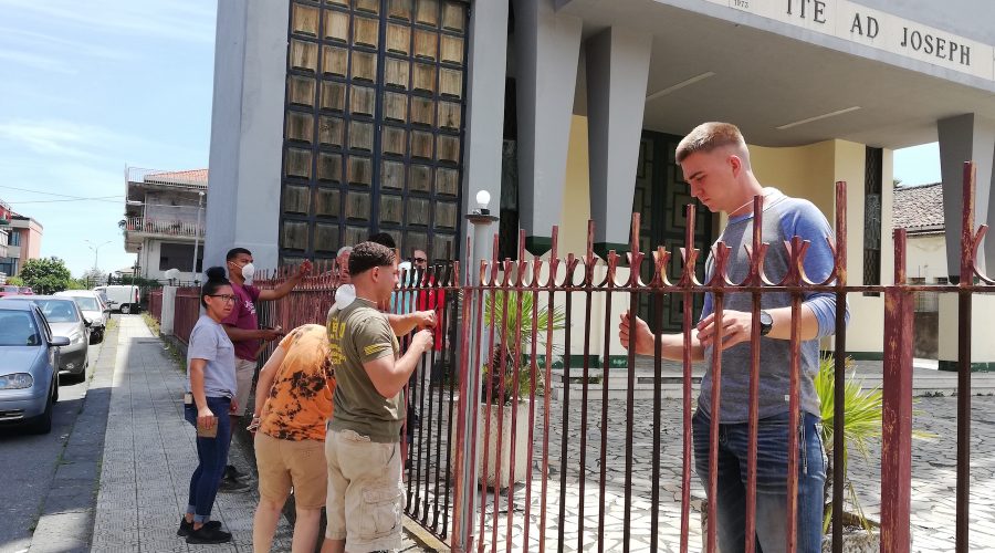 Mascali, i marines di Sigonella riqualificano la ringhiera della chiesa di Carrabba