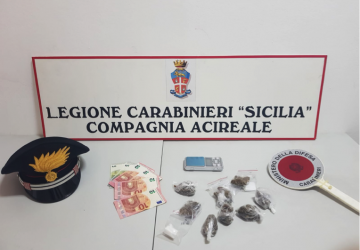Aci Catena, getta la droga dalla finestra. Arrestato spacciatore incensurato.