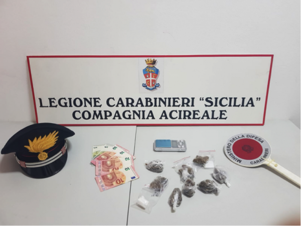 Aci Catena, getta la droga dalla finestra. Arrestato spacciatore incensurato.