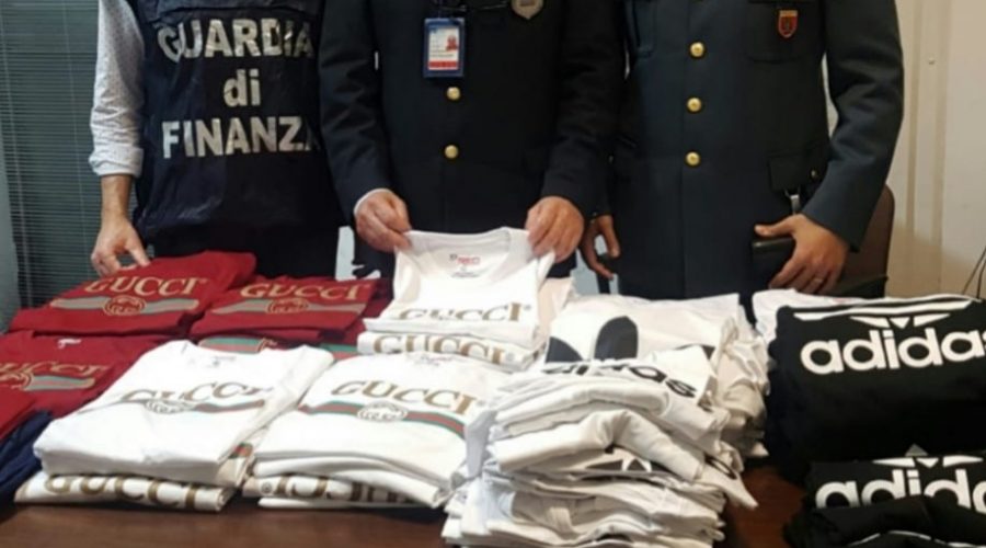 Aereoporto di Catania, Guardia di finanza e Agenzia delle Dogane sequestrano 300 capi  di abbigliamento contraffatti