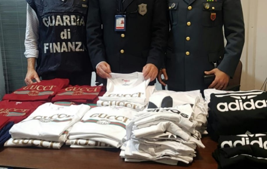 Aereoporto di Catania, Guardia di finanza e Agenzia delle Dogane sequestrano 300 capi  di abbigliamento contraffatti