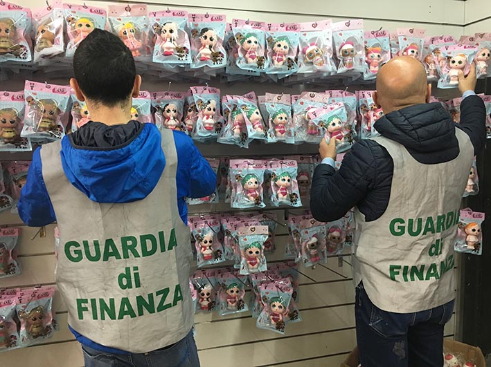 Giardini Naxos: sequestrati oltre 22.200 articoli contraffatti e non sicuri. Segnalato il commerciante