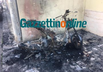 Giarre, a fuoco scooter in via Dei Fiori. Indagini in corso
