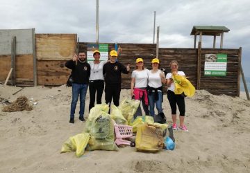 Il circolo di Legambiente Catania ripulisce un tratto di spiaggia della Plaia