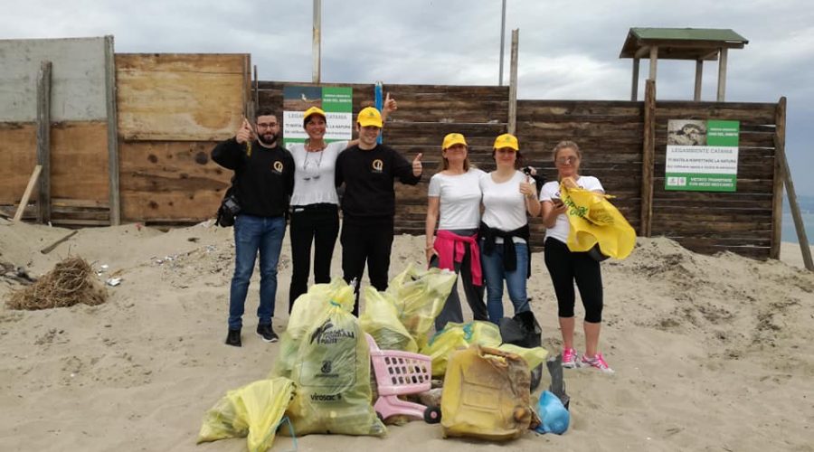 Il circolo di Legambiente Catania ripulisce un tratto di spiaggia della Plaia