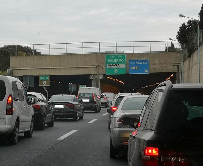 Paralisi lungo la Tangenziale di Catania per un camion ribaltato