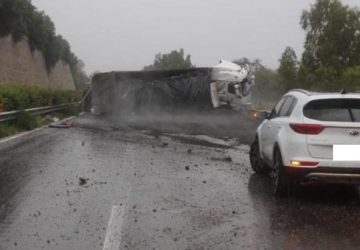 A18, Tir si ribalta: traffico bloccato per lunghe in direzione Messina. Tratto riaperto alle auto