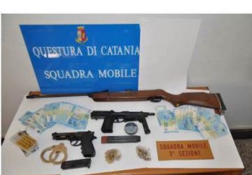 Catania, abbandona armi in strada, altre anche in casa. Operazione della Squadra Mobile