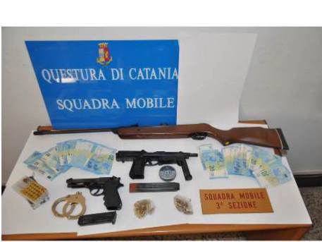 Catania, abbandona armi in strada, altre anche in casa. Operazione della Squadra Mobile