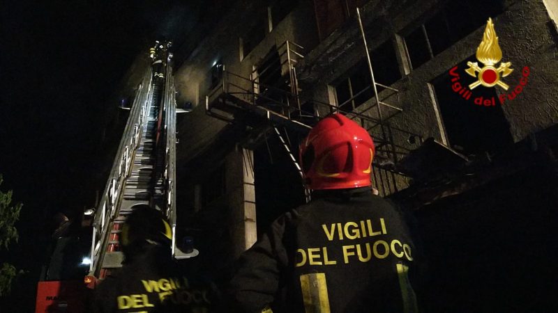 Catania, incendio in un deposito autovetture