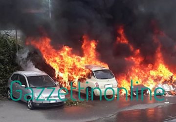 Giarre, incendio di rifiuti distrugge due auto in via Romagna VIDEO