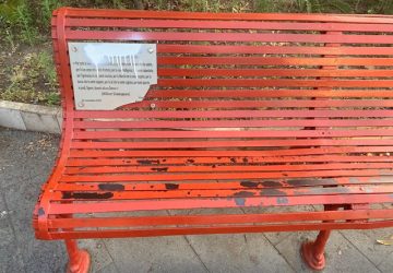 Giarre, ignobile atto vandalico: danneggiata targa panchina rossa