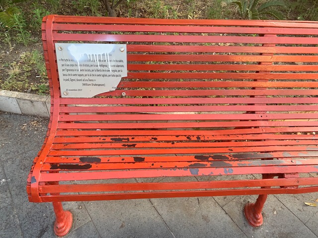 Giarre, ignobile atto vandalico: danneggiata targa panchina rossa