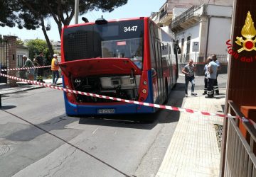 Aci Castello, sprofonda sulla strada un autobus della Amt