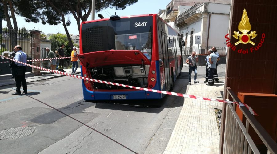Aci Castello, sprofonda sulla strada un autobus della Amt