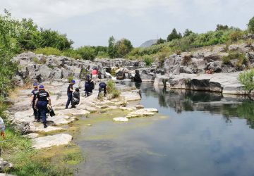 Ambiente, operazione &ldquo;Salviamo il fiume Alcantara&rdquo;: ripuliti lunghi tratti da rifiuti e plastiche. Trovata in acqua anche una moto