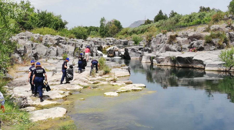 Ambiente, operazione “Salviamo il fiume Alcantara”: ripuliti lunghi tratti da rifiuti e plastiche. Trovata in acqua anche una moto