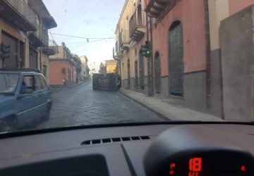 Guardia Mangano, auto si ribalta vicino all&rsquo;incrocio. Intervento dei Vigili del fuoco