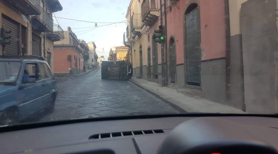 Guardia Mangano, auto si ribalta vicino all’incrocio. Intervento dei Vigili del fuoco