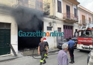 Giarre, a fuoco il forno di una carrozzeria. Danni ingenti. Intervento dei Vigili del fuoco VIDEO